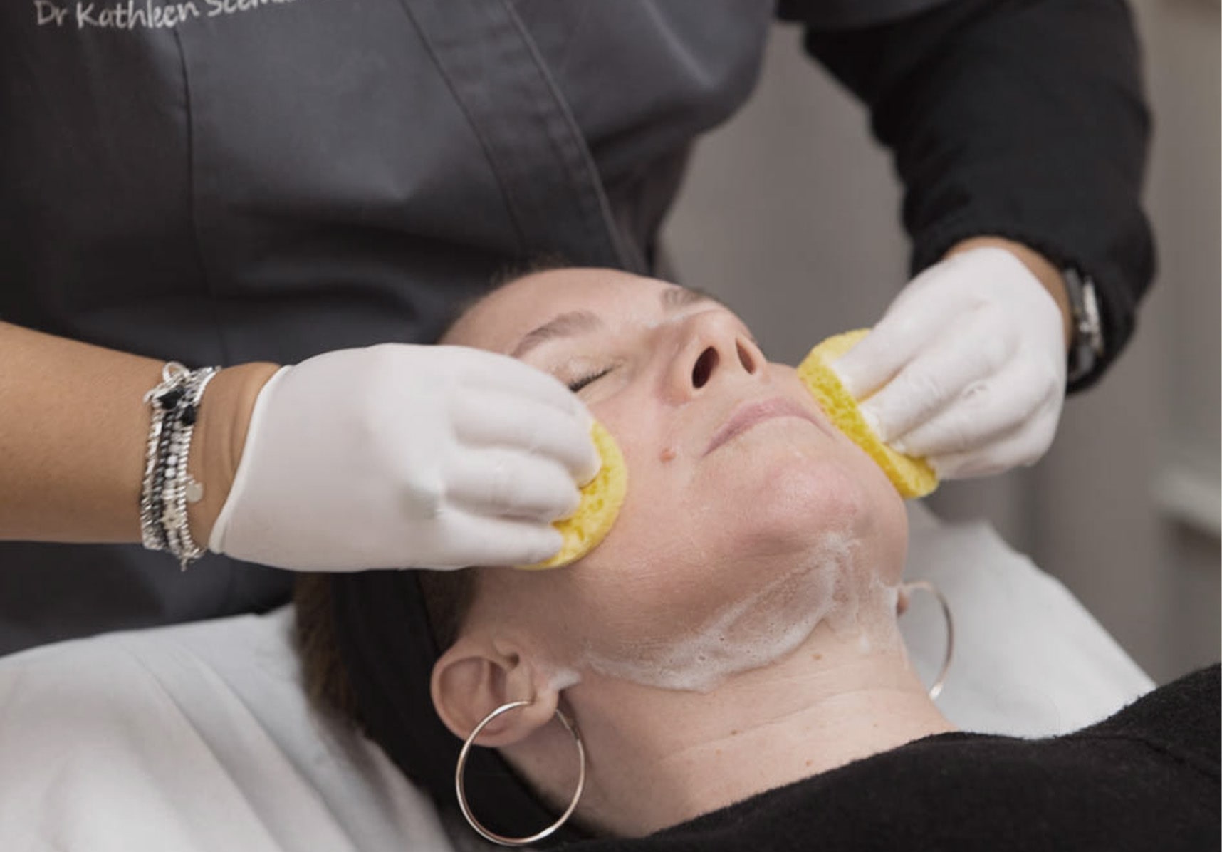 Peeling superficiel : traiter la peau du visage | Paris | Dr Kathleen Scemama