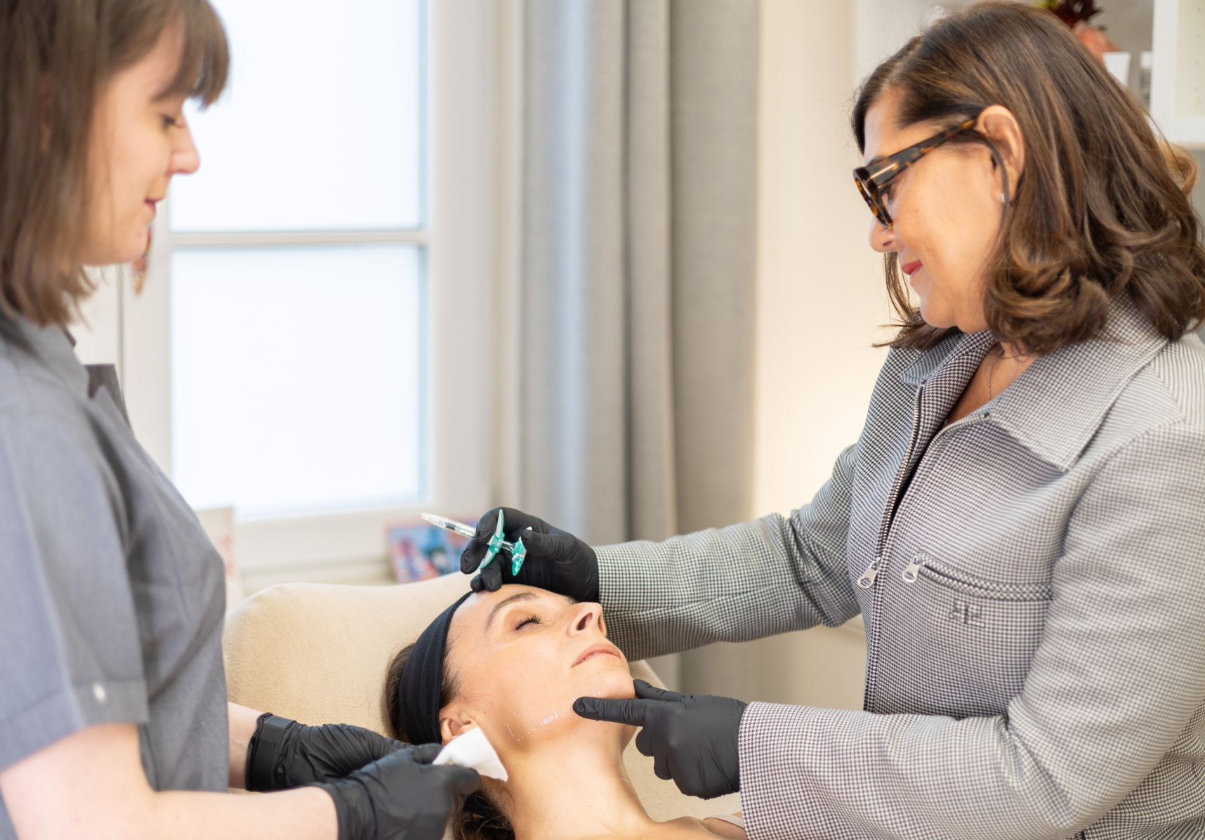 Visage : traiter la perte de volume cutané, avec l'acide hyaluronique | Dr Kathleen Scemama | Paris